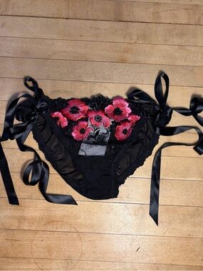 Hanky Panky NWT Black mesh Tie-Side Panty with Red Floral Embroidery